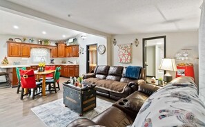 Smart TV, fireplace -  Hicks Hideaway (Nancy)