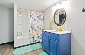 Jetted tub, hair dryer, towels, toilet paper - Hicks Hideaway (Nancy)