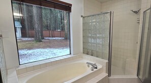 Hair dryer, towels, soap, shampoo - Entire home just 14 miles from Lassen Volcanic National Park (Shingletown)