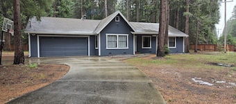 Entire home just 14 miles from Lassen Volcanic National Park