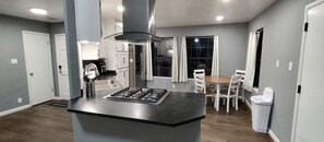 Jääkaappi, mikroaaltouuni, uuni, liesi