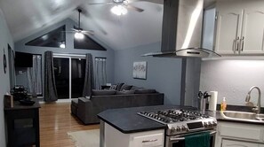 Jääkaappi, mikroaaltouuni, uuni, liesi