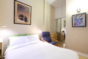 1 bedroom, iron/ironing board, WiFi, bed sheets - Cozy & Clean Studio in the Junction (Toronto)