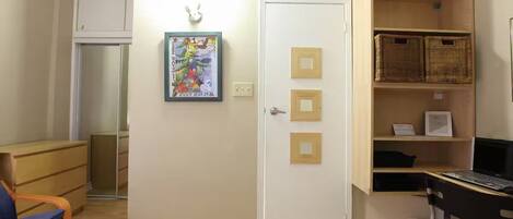 1 slaapkamer, een strijkplank/strijkijzer, wifi, beddengoed