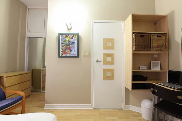 1 bedroom, iron/ironing board, WiFi, bed sheets - Cozy & Clean Studio in the Junction (Toronto)