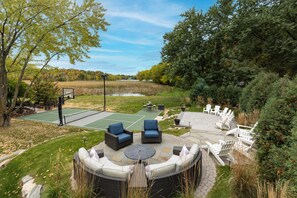 Sports court - Private Grand Lodge with pool, lake & pickleball courts (Chanhassen)