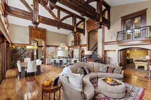 Living area - Private Grand Lodge with pool, lake & pickleball courts (Chanhassen)