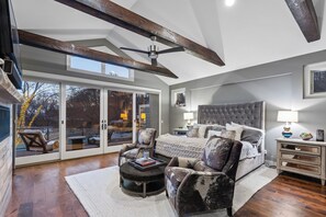 6 bedrooms, iron/ironing board, WiFi, bed sheets - Private Grand Lodge with pool, lake & pickleball courts (Chanhassen)