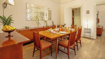 Casa Deluxe, vista al patio | Comedor