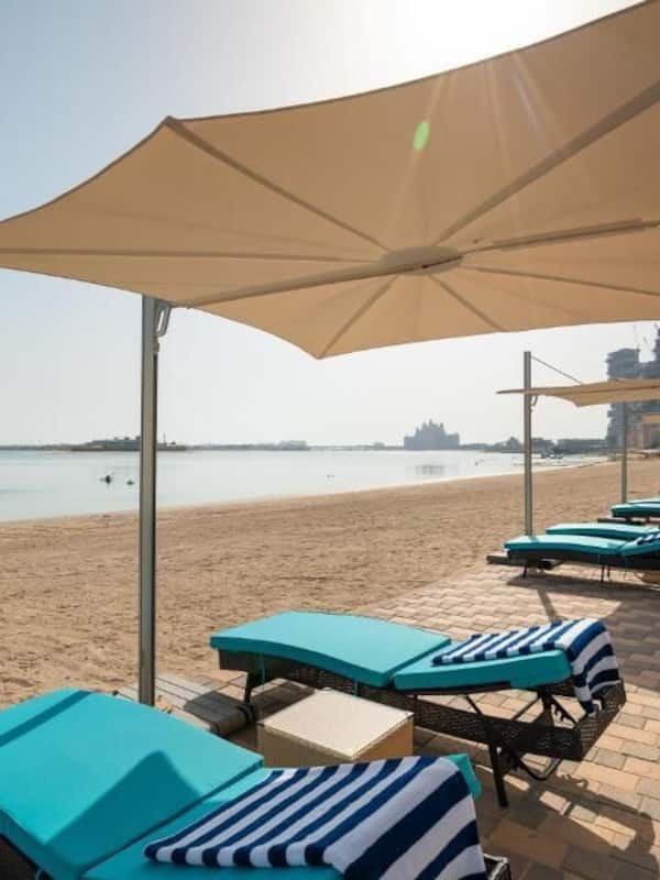 Plage privée, chaises longues, parasols