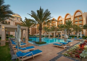 Outdoor pool, pool umbrellas, pool loungers - SIMPLY COMFORT Amazing BeachFront Apartments near Atlantis Waterpark (Dubai)