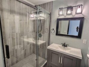Hair dryer, towels, soap, toilet paper - Downtown Ranch Hideaway (Milwaukee)