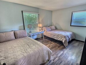 3 habitaciones, tabla de planchar con plancha, wifi y ropa de cama 