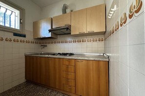 Kühlschrank, Hochstuhl, Kochgeschirr/Geschirr/Besteck