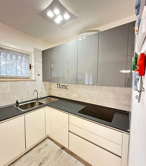 Kühlschrank, Geschirrspüler, Hochstuhl, Kochgeschirr/Geschirr/Besteck