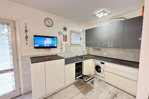 Kühlschrank, Geschirrspüler, Hochstuhl, Kochgeschirr/Geschirr/Besteck