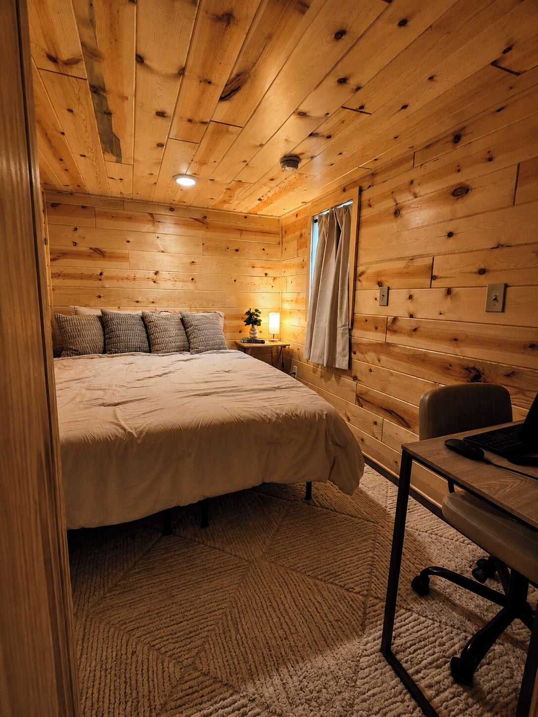 3 bedrooms, desk, WiFi (free), bed sheets