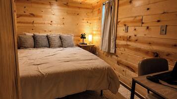 3 bedrooms, desk, WiFi (free), bed sheets