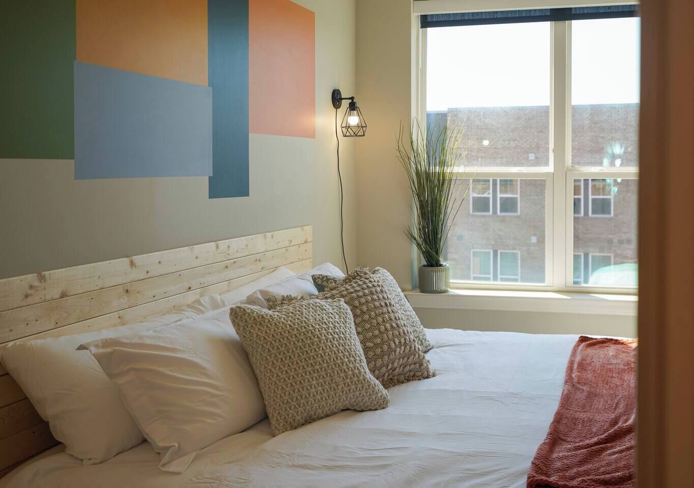 Desk, WiFi, bed sheets