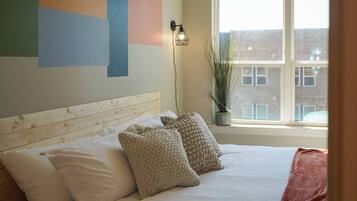 Desk, WiFi, bed sheets