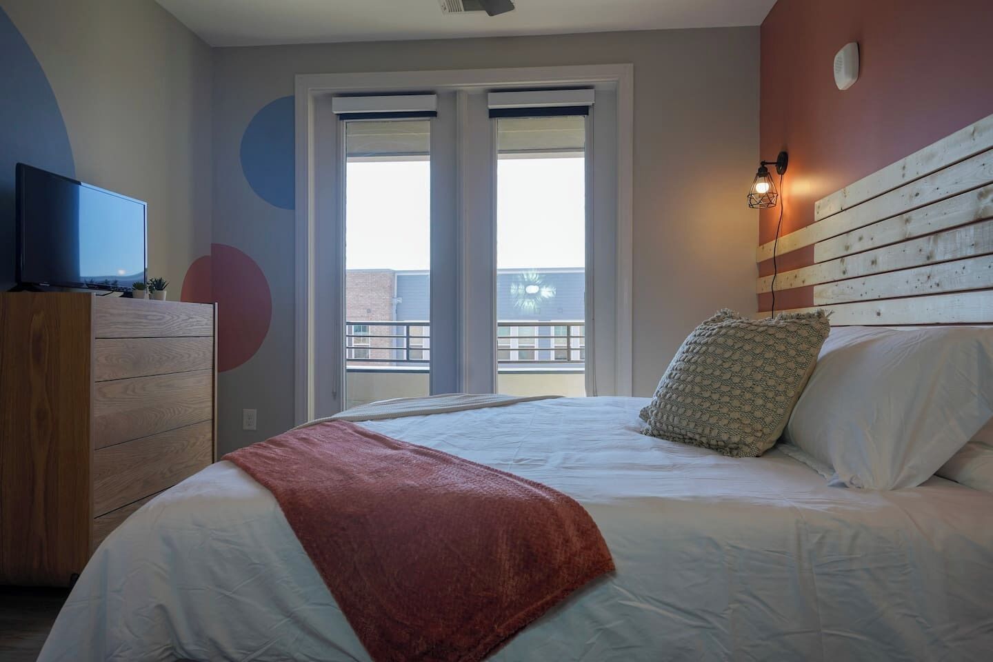 Desk, WiFi, bed sheets