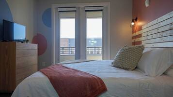 Desk, WiFi, bed sheets