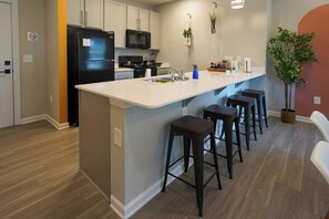 Kjøleskap, mikrobølgeovn, ovn og kokeplater