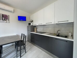 Fridge, microwave, dishwasher, coffee/tea maker - Residence Michelangelo two-room apartment B4*++ for 4 persons (Bibione)