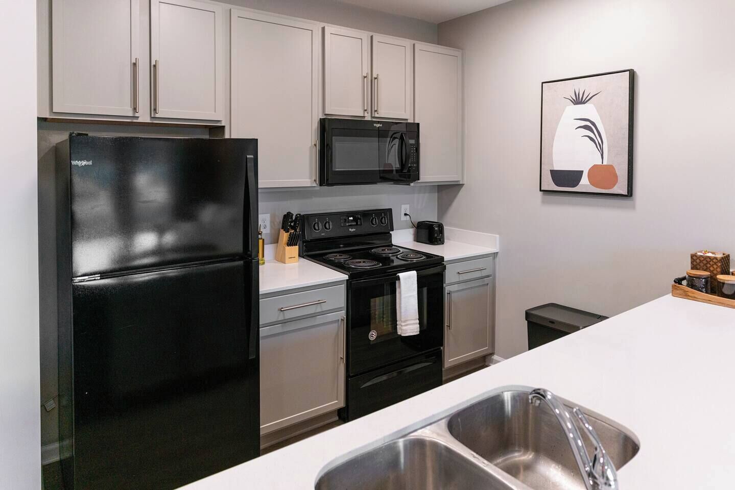 冷蔵庫、電子レンジ、オーブン、コンロ