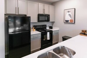 Refrigerador, microondas, horno y parrilla de estufa 