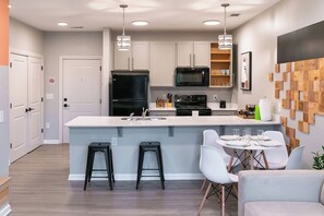 Refrigerador, microondas, horno y parrilla de estufa 