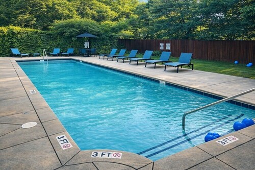 Spacious Loft w/ 2 King Beds + Pool & Gym
