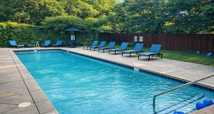Spacious Loft w/ 2 King Beds + Pool & Gym