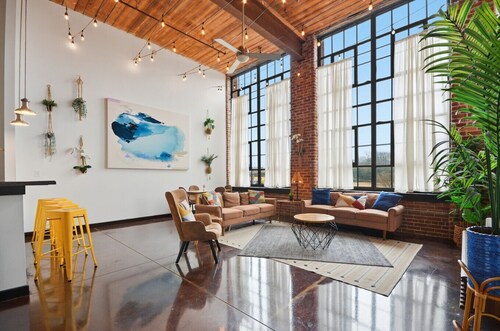 Spacious Loft w/ 2 King Beds + Pool & Gym