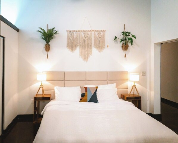 Desk, iron/ironing board, WiFi, bed sheets