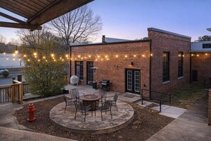 Outdoor dining - Spacious Loft w/ 2 King Beds + Pool & Gym (Spartanburg)
