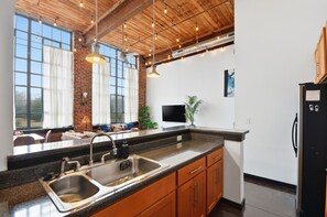 Réfrigérateur, four à micro-ondes, un four, surface de cuisson