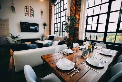 Cozy mill loft w/ 2 king beds, gym & pool