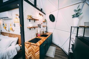 Tabla de planchar con plancha y ropa de cama 