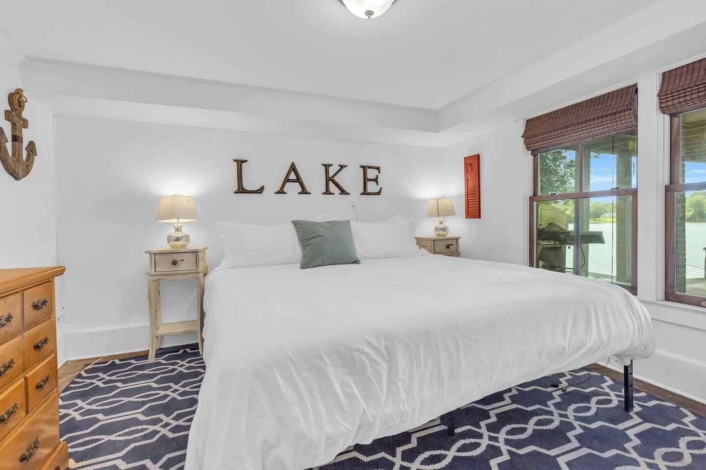 Työpöytä, silitysrauta/-lauta, Wi-Fi, vuodevaatteet