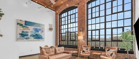 Una televisión, una oficina