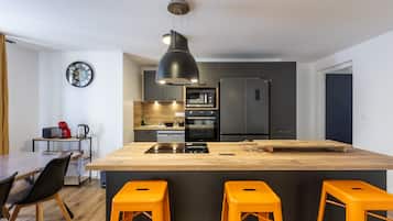 Frigorífico, microondas, horno y lavavajillas