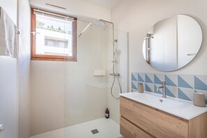 Secador de pelo y toallas