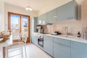 Een koelkast, een microgolfoven, een oven, een vaatwasser