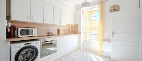 Réfrigérateur, micro-ondes, four, lave-vaisselle