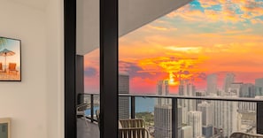 Apartamento clásico, 2 habitaciones, balcón, vistas a la ciudad | Espacio para trabajar con un portátil y wifi gratis