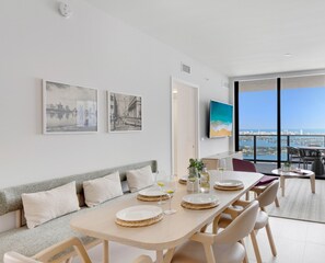 Apartment, 3 Bedrooms, Balcony, Bay View | Living area