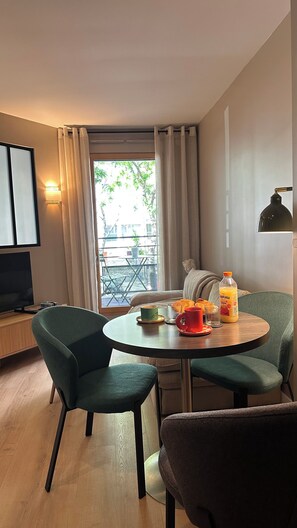 Dining - The art of welcoming you (Paris)