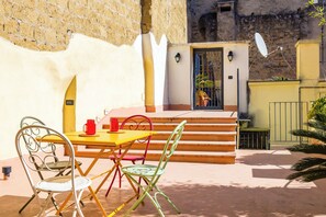 Outdoor dining - DUOMO TERRACE 196 Luxury Apartment with Private Parking - Naples Historic Center (Napoli)