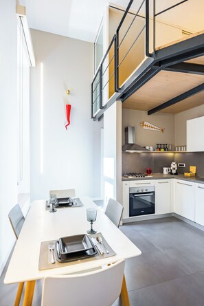 Réfrigérateur, un four, surface de cuisson, lave-vaisselle